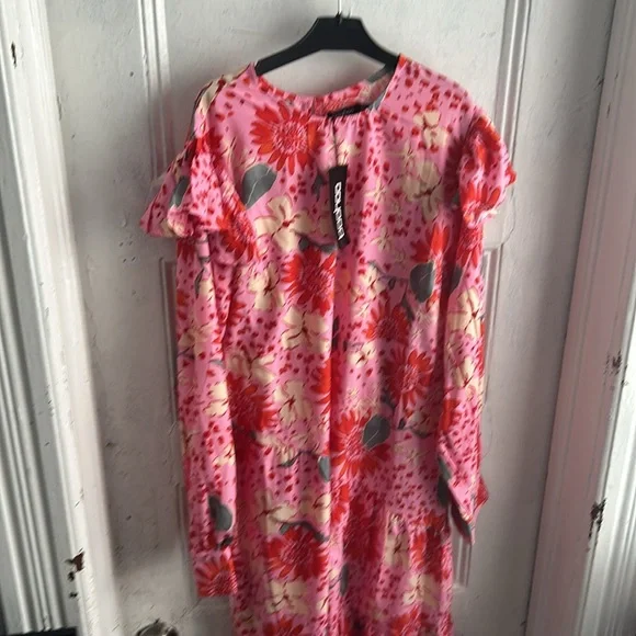 NWT Boohoo Pink floral  dress with ruffle shoulder - size 4 - Picture 2 of 4